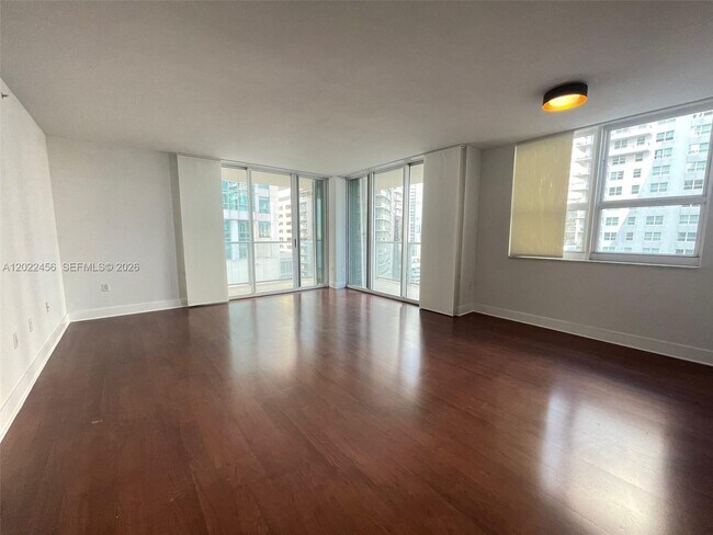 Building Photo - 1155 Brickell Bay Dr