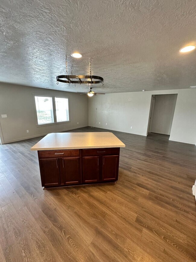 Foto del edificio - 3 Bedrooms, 2 bathrooms, 2 car garage with Fenced in Backyard built in 2018