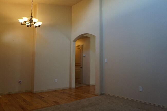 Building Photo - Beautiful Pleasant Grove 6 Bedroom With Mo...