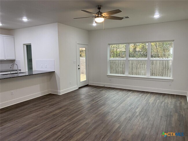 Foto del edificio - 1858 Royal Loop