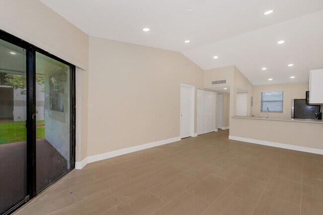 Foto del edificio - Fully Renovated Corner 1/1 “Villa” with Balcony & Lake View in Villas de Venezia!