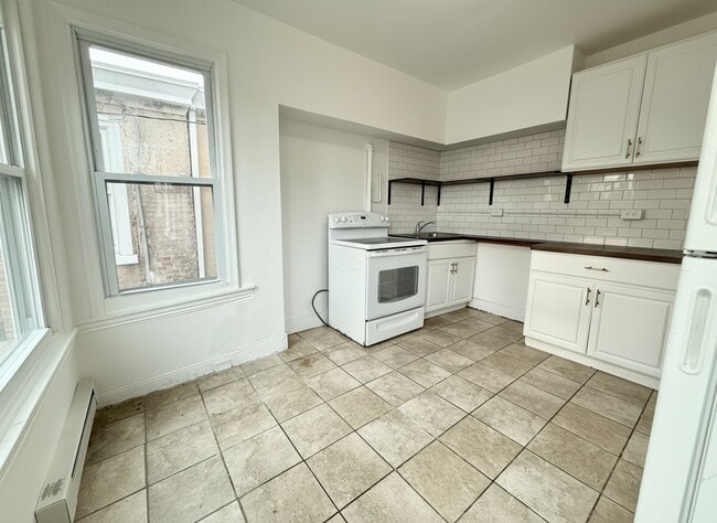 Building Photo - 636 W Lafayette St