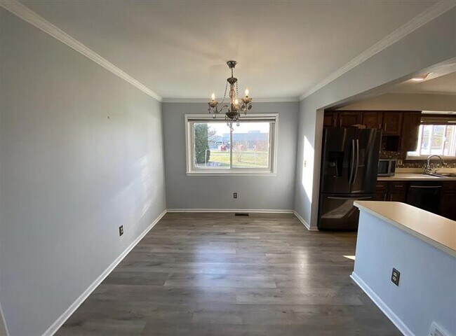 Foto del edificio - Welcome to this charming well kept and upd...