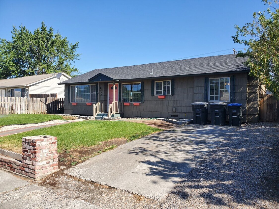 Primary Photo - For Rent! Remodeled 3 bed 1 bath in knolls...