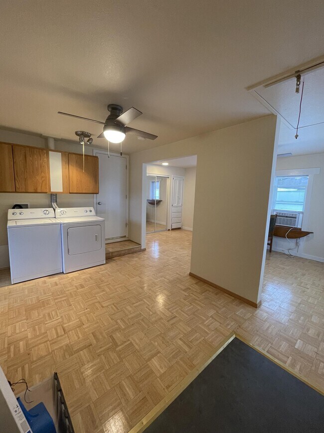 Foto del edificio - 3859 Midway Ave NE
