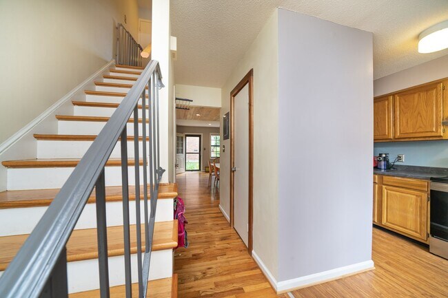 Building Photo - Fabulous 2 BD Carrboro Townhouse in White Oak Community!