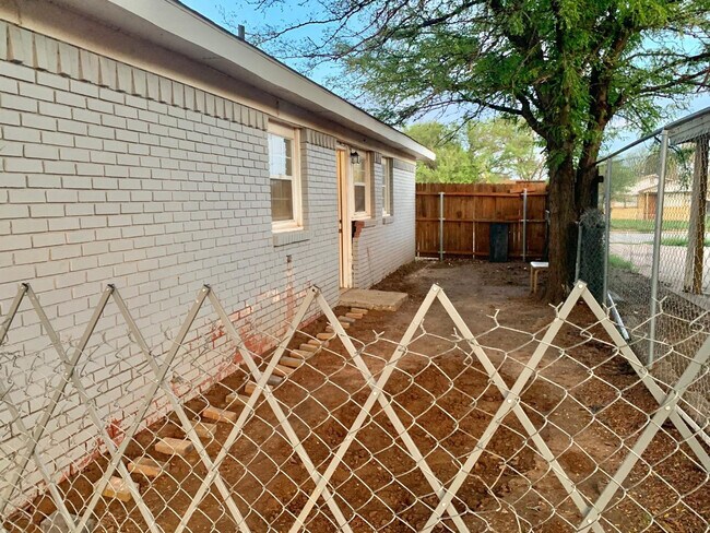 Foto del edificio - 2705 E 2nd St