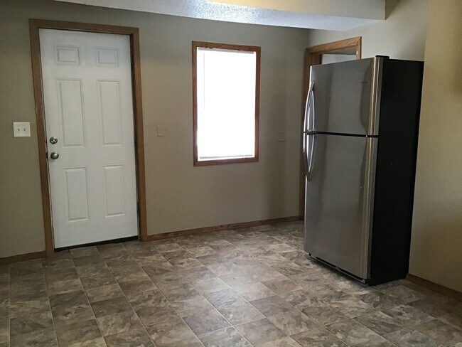 Foto del edificio - New!! Main Level 2 Bedroom in St Paul Dupl...