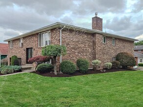 Building Photo - 621 N Rogers Ave