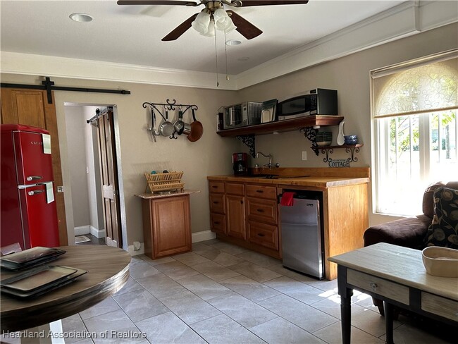 Building Photo - 2650 Lakeview Dr