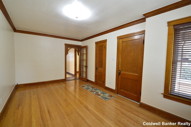 Building Photo - 3434 N Hamlin Ave