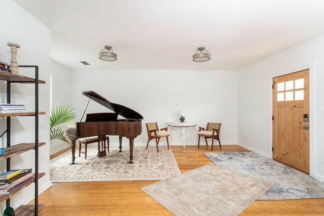 Foto del edificio - 75 Whitsett Rd