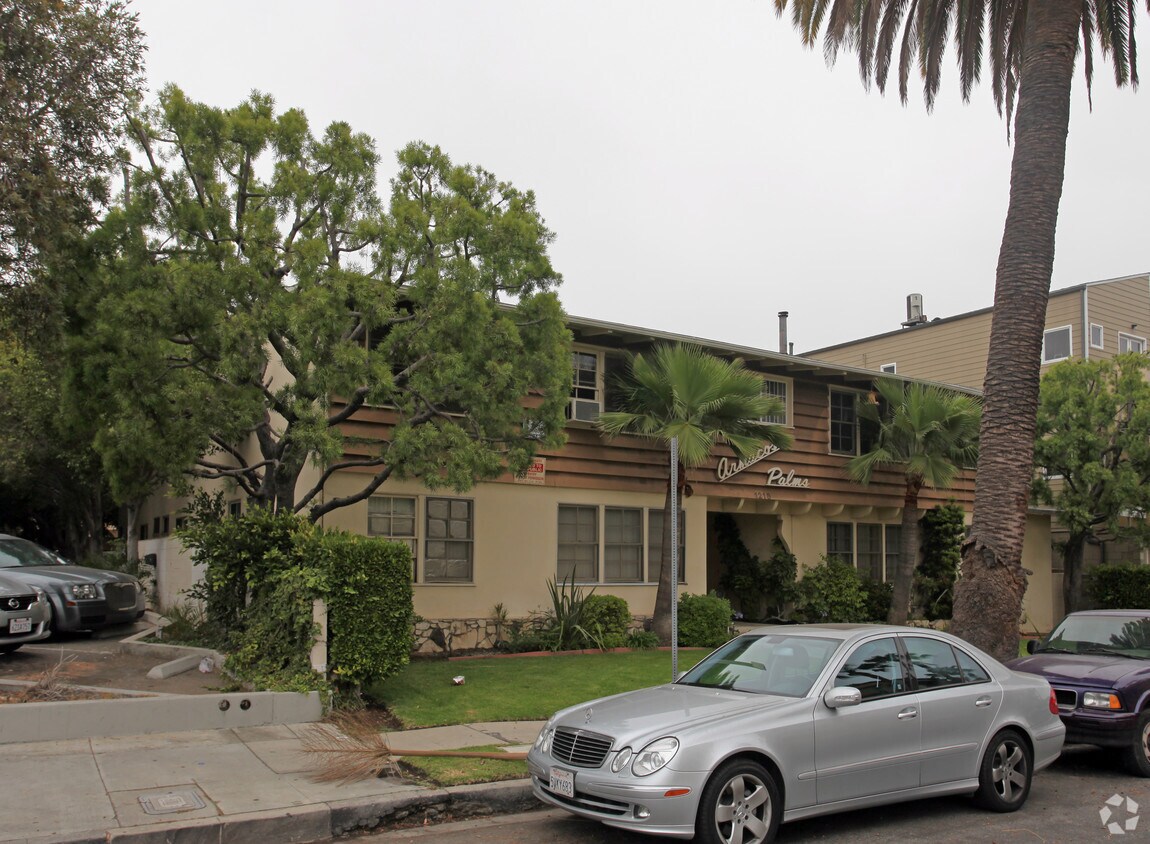 Foto principal - 1218 Armacost Ave