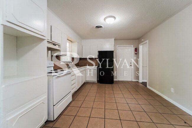Foto del edificio - One-level living at its best in this 3 BR,...