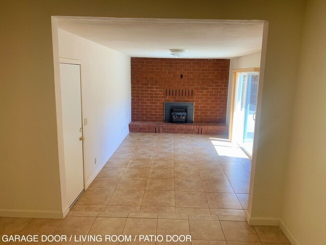 Foto del edificio - 3 bedroom home w/ large shop & office space!