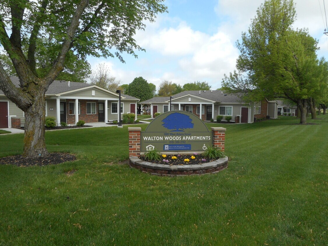 Entrada en W. Adams & Grimmell Road - Walton Woods Apartments