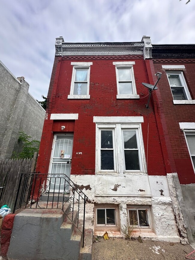 4 bed, 2 full bath rowhome - 4 bed, 2 full bath rowhome