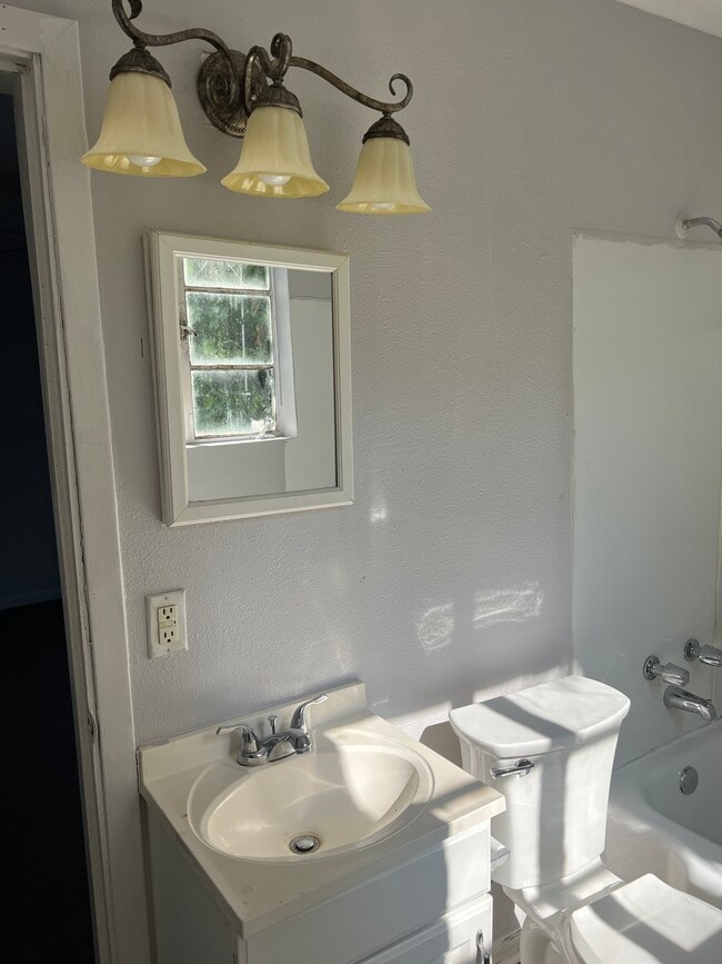 Building Photo - 2129 Ford St