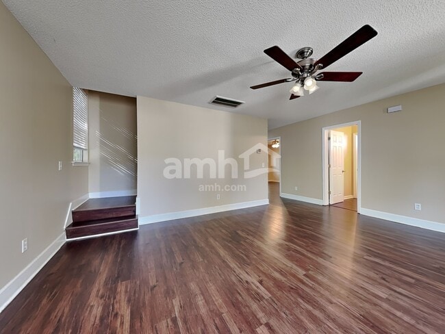 Foto del edificio - 634 Coopers Ln N