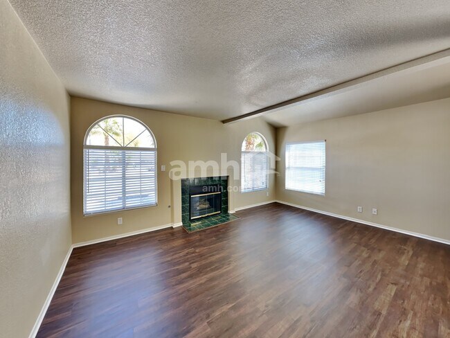 Foto del edificio - 8005 Sandmark Dr
