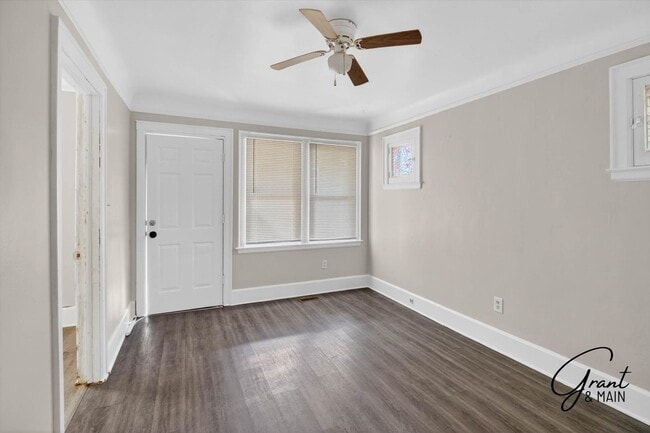 Foto del edificio - $1300 3 bedroom bungalow