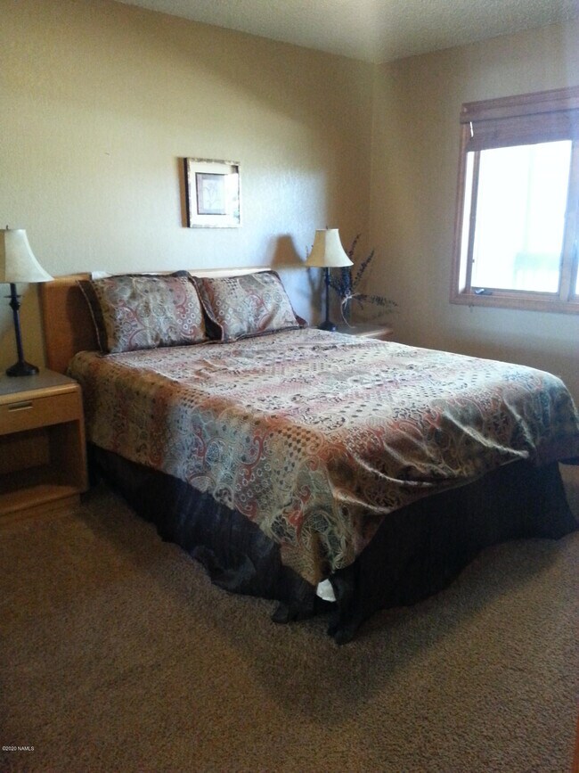 Building Photo - 2665 Valley View Dr