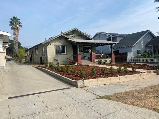 Foto del edificio - 1284 N Sierra Bonita Ave