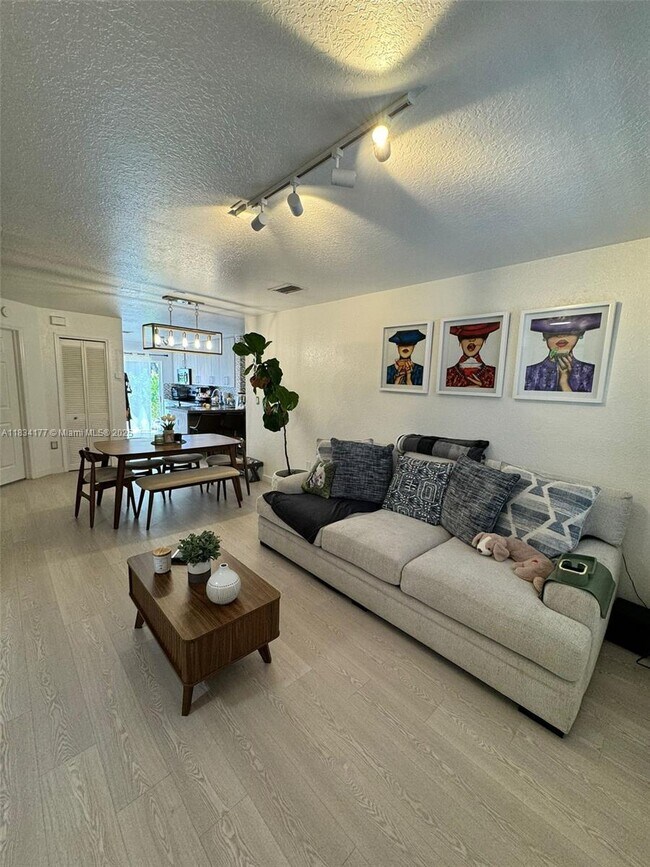 Foto del edificio - 5755 NW 109th Ave