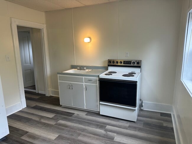 Building Photo - 421 E. Spruce