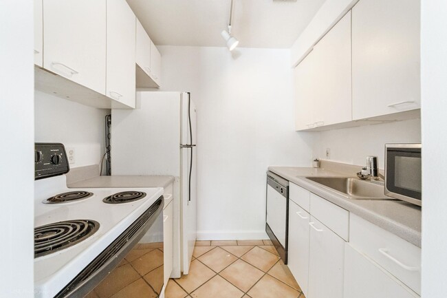 Building Photo - Spacious 1 bed 1 bath unit in Victoria Park!