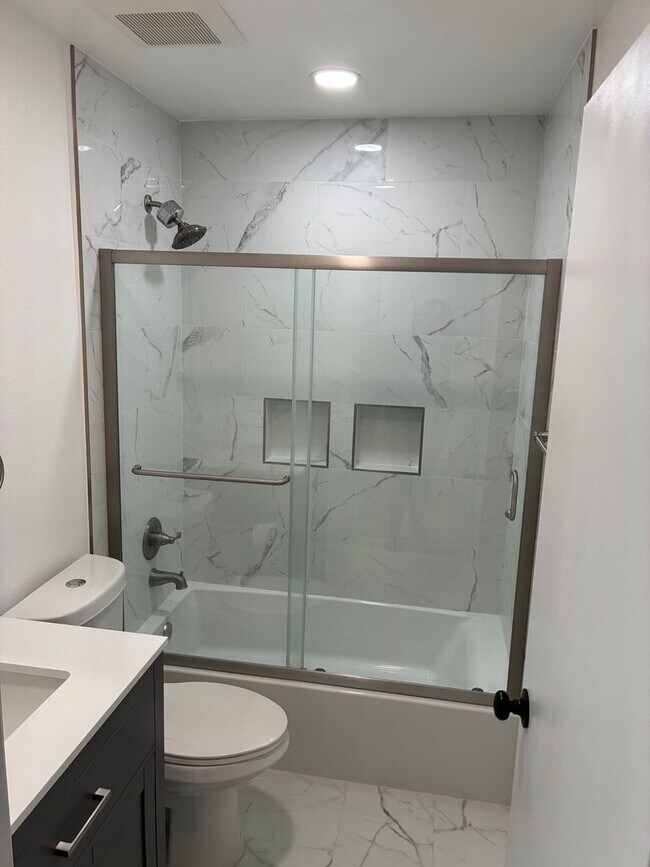 Building Photo - BEAUTIFUL 4 Bed 3 Bath unit