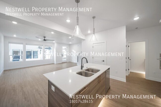 Foto del edificio - New Luxury Townhome with Gourmet Kitchen