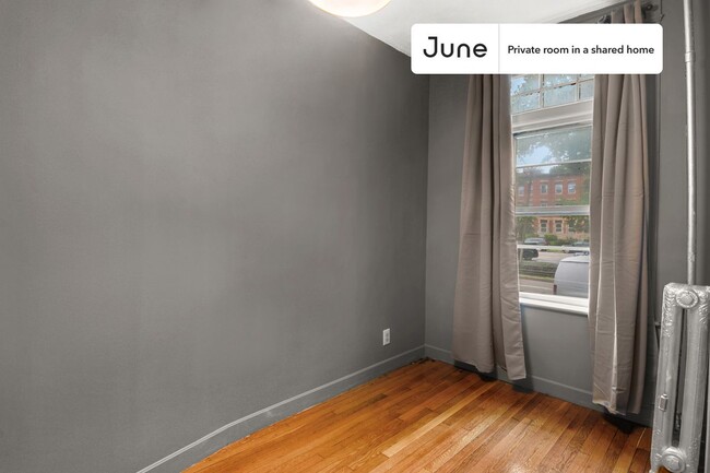 Foto del edificio - Private bedroom in 3 bed/1 bath Home