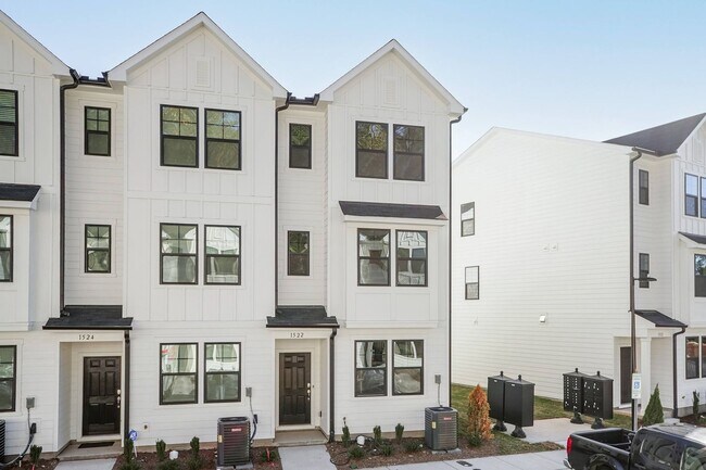 Foto del edificio - Three Bedroom End Unit Townhome!