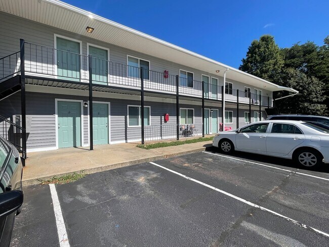 Guilford Place en Guilford College Rd - Guilford Place Apartments.