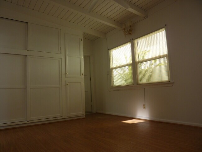 Building Photo - 542 8th St