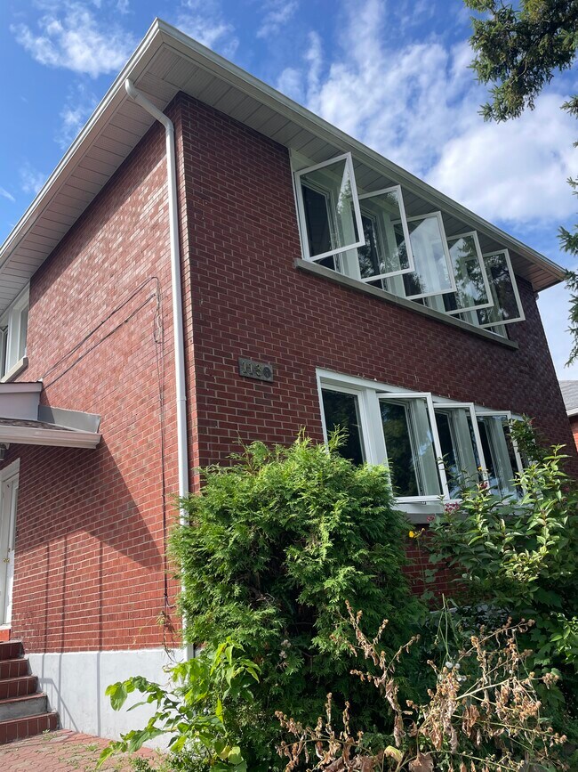 Photo du bâtiment - Upper Unit In Great Location