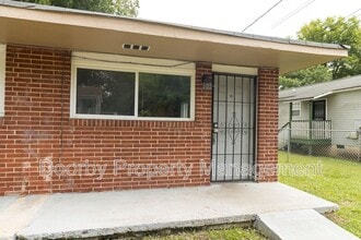 Building Photo - 1008 N Hawthorne St