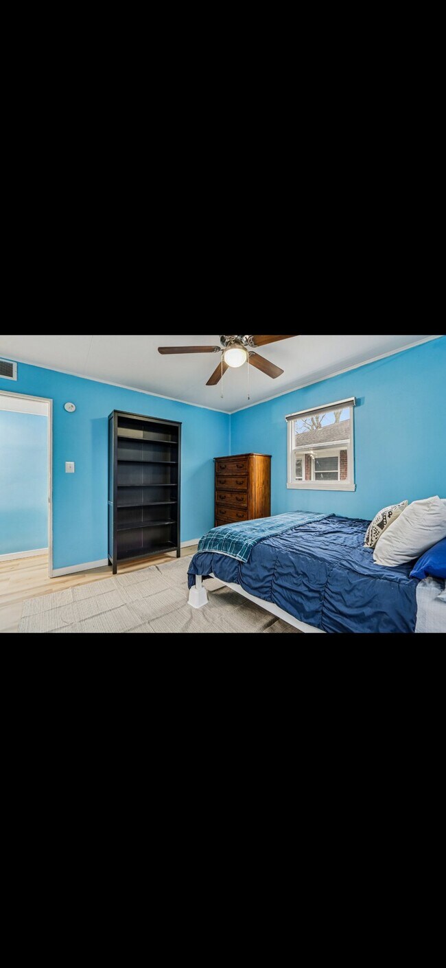 Building Photo - 5168 Caroline Ave