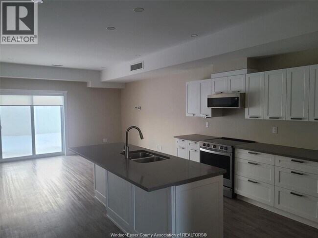 Building Photo - 550 Sandison St