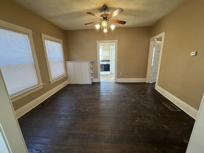 Building Photo - "Charming 2-Bedroom Gem in Wichita: Cozy 1...