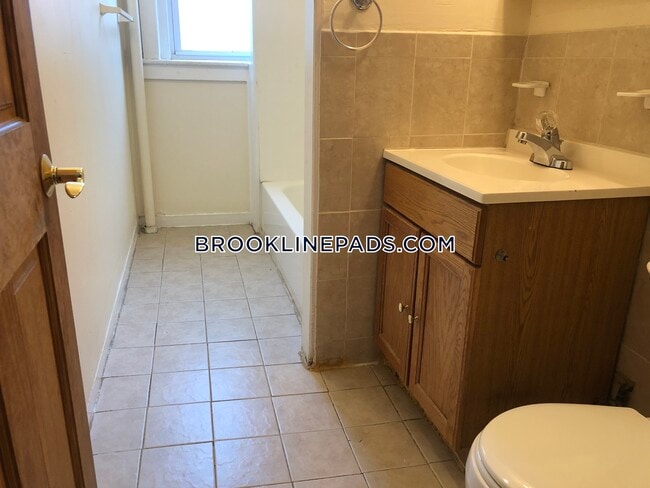 Building Photo - 364 Riverway