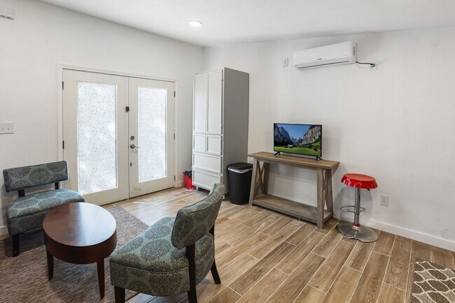 Foto del edificio - 1 Bedroom/1 Bath Woodland Hills Subdivision