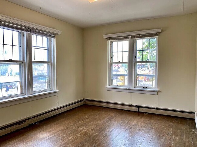 Foto del edificio - 3070 N Oakland Ave