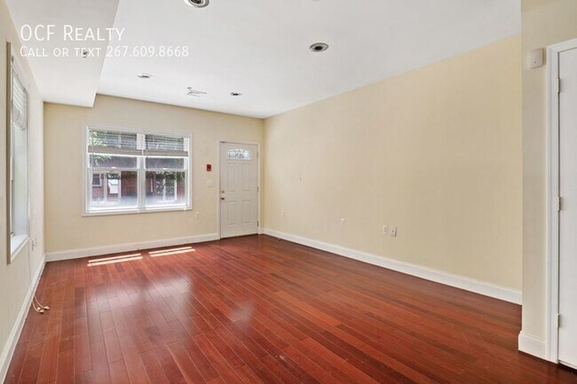 Building Photo - Stunning Bi-level 2 Bed Condo w/ Parking!