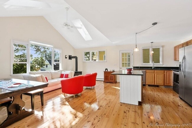 Building Photo - 2 Bed/1.5 Bath (Single Family)