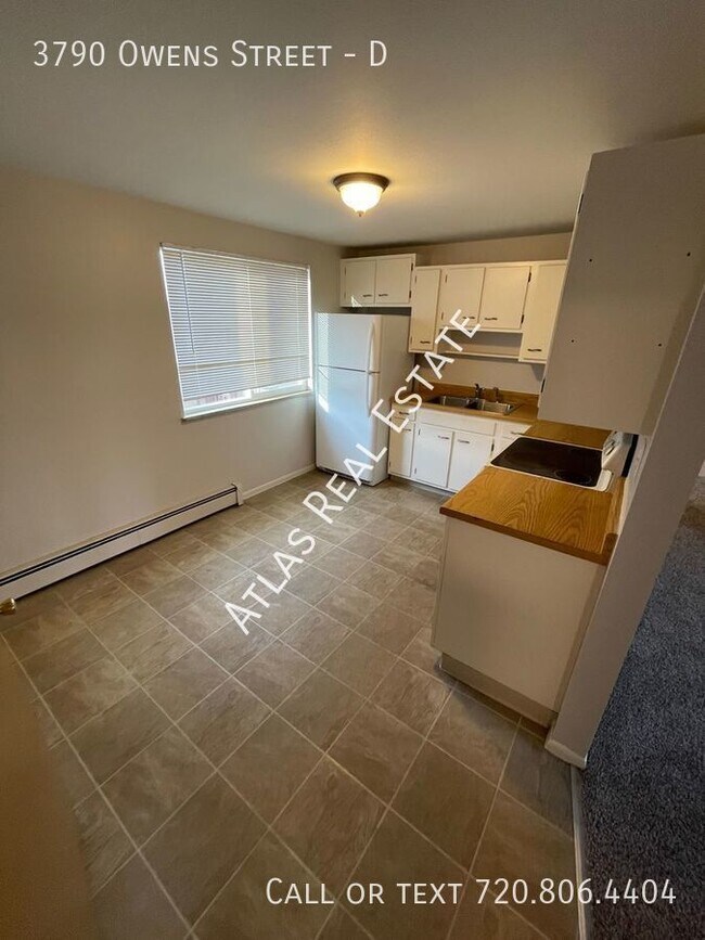 Building Photo - Spacious 2 Bedroom 1 Bath! Right Down The ...