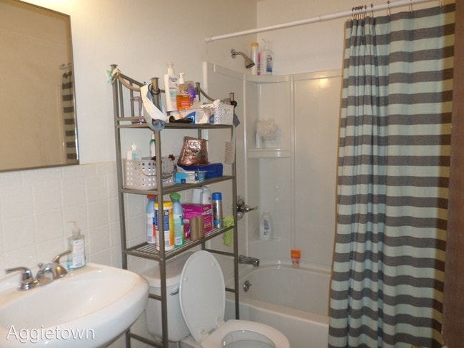 Building Photo - 1826 Anderson Ave