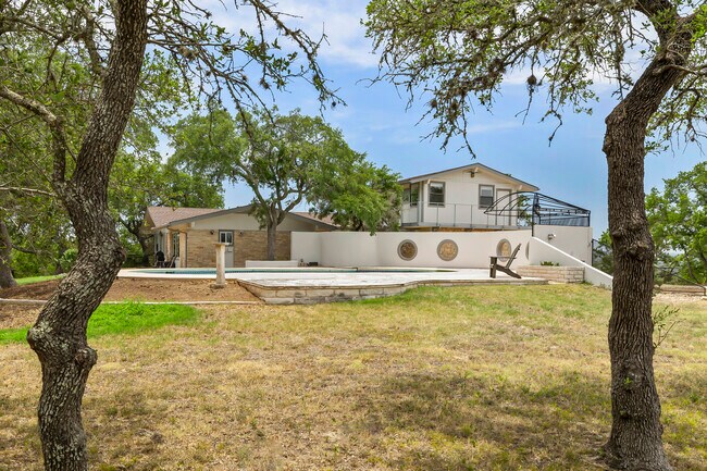 Building Photo - 3935 Lago Vista Dr