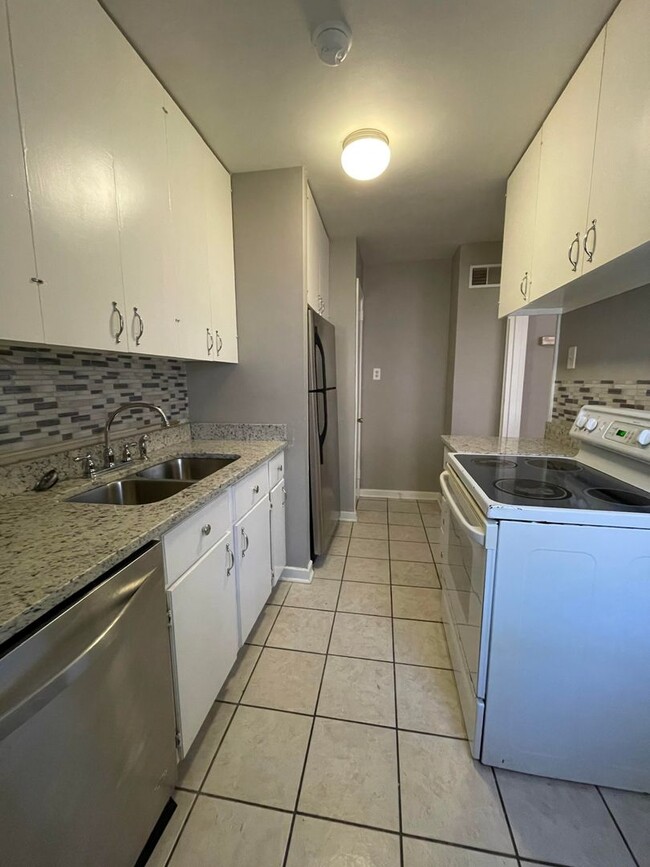 Building Photo - Condo for rent in Homewood **ACCEPTS SECTI...